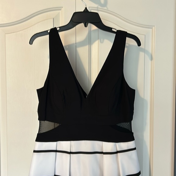 Black and white ball gown - Picture 3 of 7